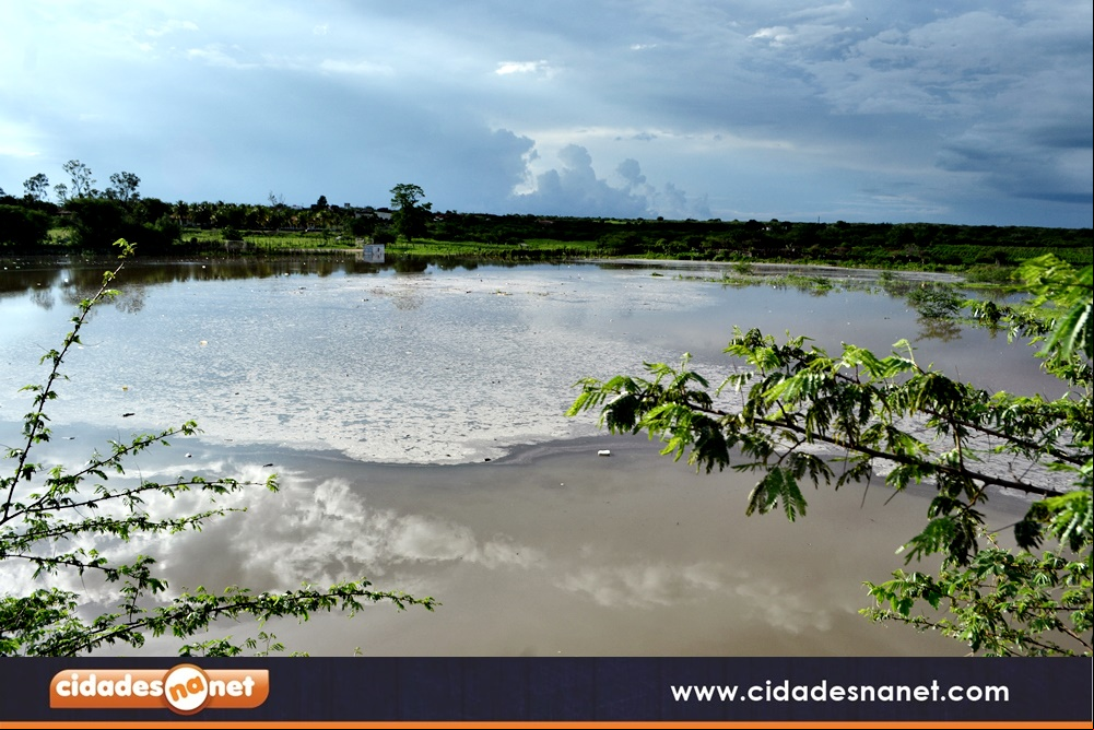 Açude de Alegre do Piauí transborda